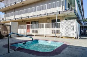 Bazén v ubytování Studio 6-Fresno, CA - Extended Stay nebo v jeho okolí