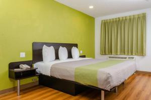 Postel nebo postele na pokoji v ubytování Studio 6-Fresno, CA - Extended Stay
