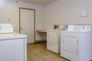 Postel nebo postele na pokoji v ubytování Studio 6-Fresno, CA - Extended Stay