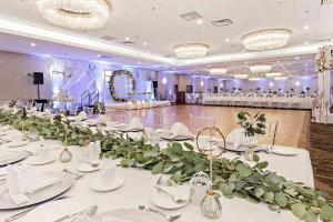 カルガリーにあるBest Western Premier Calgary Plaza Hotel & Conference Centreの白いテーブルと花の大宴会場 +37枚の写真