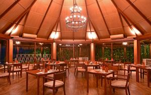 Restoran või mõni muu söögikoht majutusasutuses Adaaran Select Huduran Fushi - Free Dine around Premium All Inclusive 24 hours - 1 Child Stays Free between April 2025 to September 2025 - 45 mins by Speedboat