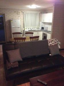 A seating area at Affordable Apartment close to city and Beaches