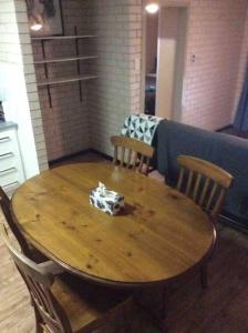 uma mesa de madeira com 2 cadeiras e uma mesa de madeira com em Affordable Apartment close to city and Beaches em Perth