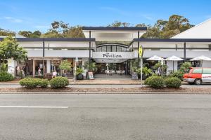 un edificio sul lato di una strada di Noosa Rest a Noosa Heads