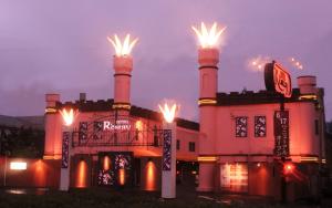 函馆Restay Hakodate(Adult Only)的一座有四座塔楼的建筑，塔楼上有灯