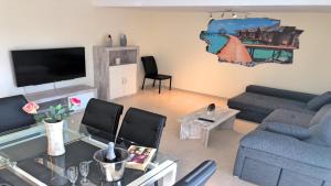 uma sala de estar com um sofá e uma televisão em Espectacular Chalet Adosado de lujo "Bienvenido al Paraíso" em Sant Jordi