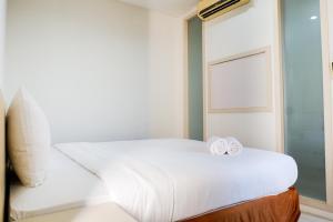 Katil atau katil-katil dalam bilik di Comfy 1BR Twin Tower Apartment By Travelio