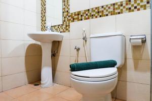 Bilik mandi di Comfy 1BR Twin Tower Apartment By Travelio