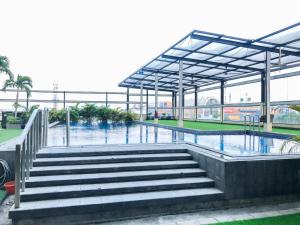 Kolam renang di atau dekat dengan Comfy 1BR Twin Tower Apartment By Travelio