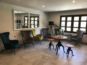 ein Wartezimmer mit Stühlen und einem Tisch in der Unterkunft Filoxenia Hotel & Spa in Kalavryta