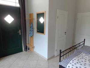クルムホルンにあるApartment Muschel im Gästehaus Heerenのベッドルーム1室(ベッド1台付)、緑のドア