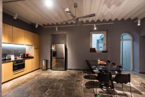 cocina y comedor con mesa y nevera en La Casa del Consul, en Cádiz