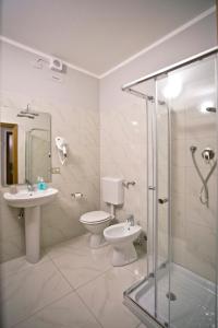 een badkamer met een toilet, een wastafel en een douche bij La Maison B&B di Brigitte e Simone in Bentivoglio
