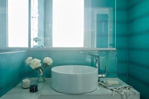 A bathroom at Hotel Alkyonis