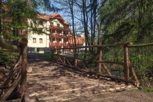 a wooden bridge in front of a house at Instytut Zdrowia Sofra im Ewy i Sobiesława Zasady ul Polna 4 in Karpacz