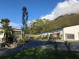 een huis met een berg op de achtergrond bij Villa Parasana in Gordevio