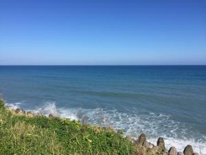 una spiaggia con recinzione e oceano di Advanced Homestay a Ji'an