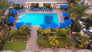 eine Aussicht auf einen Pool in einem Resort in der Unterkunft Merica Hotel in Nakuru