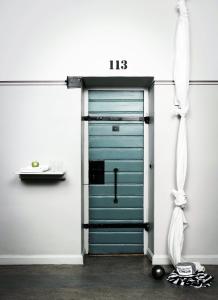 eine grüne Garagentür mit Schild drauf in der Unterkunft STF Långholmen Hostel in Stockholm