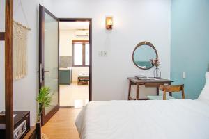 Postel nebo postele na pokoji v ubytování Phuong Tran Apartment and Hotel