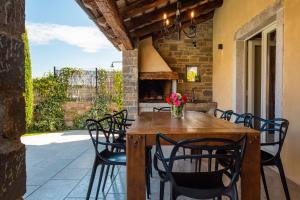 einen Holztisch und Stühle auf einer Terrasse in der Unterkunft Villa Benvenuti in Motovun