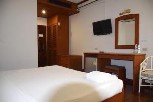 Postel nebo postele na pokoji v ubytování Puangpen Villa Hotel