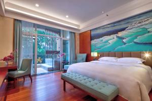 سرير أو أسرّة في غرفة في Good View Hotel Tangxia - 15 mins drive from Dongguan South Railway Station