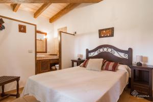 ein Schlafzimmer mit einem großen Bett in einem Zimmer in der Unterkunft Son March in Sa Pobla