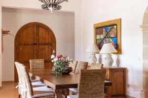 ein Esszimmer mit einem Holztisch und Stühlen in der Unterkunft Son March in Sa Pobla