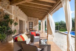 eine Terrasse mit Gartenmöbeln und einem Pool in der Unterkunft Son March in Sa Pobla