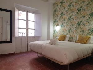 Łóżko lub łóżka w pokoju w obiekcie Casas de Sevilla - Casa Sevillana Harinas26