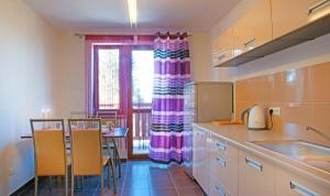 Kuchnia lub aneks kuchenny w obiekcie Apartamenty Pod Izbicą