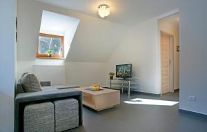 salon z kanapą i stołem w obiekcie Apartamenty Pod Izbicą w mieście Karpacz