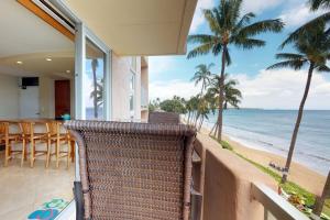 uma varanda de uma casa com vista para o oceano em Nani Kai Hale em Kihei