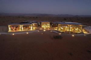 un edificio en medio del desierto por la noche en The Desert Grace, en Solitaire