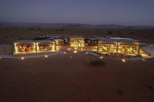 un bâtiment au milieu du désert la nuit dans l'établissement The Desert Grace, à Solitaire