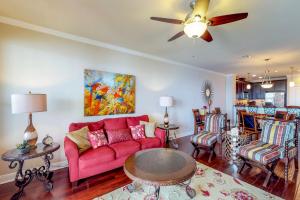 Χώρος καθιστικού στο The Waters Condo Building 5 Patriot's Retreat