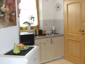 cocina con fogones blancos horno superior junto a una ventana en Haus Obere Weinburg, en Radolfzell am Bodensee