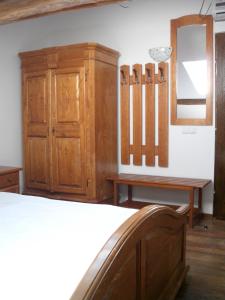 アルバ・ユリアにあるCamere de inchiriat Oneliaのベッドルーム(木製キャビネット、鏡付)