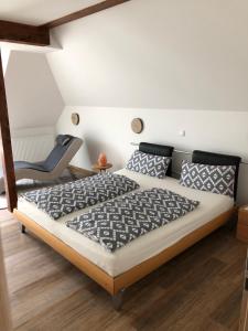 En eller flere senge i et værelse på Lux Apartmant Westerstede