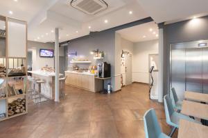 A kitchen or kitchenette at Grand Hôtel Clichy Paris