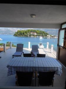 d'une table et de chaises sur un balcon avec vue sur l'eau. dans l'établissement Villa Marija, à Korčula