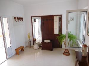 um quarto com um corredor com uma porta e uma planta em Villa Marija em Korčula