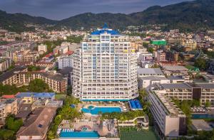 Blick auf Andaman Beach Suites Hotel - SHA Extra Plus aus der Vogelperspektive