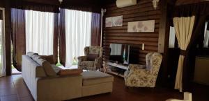 Televízia a/alebo spoločenská miestnosť v ubytovaní Country Villa