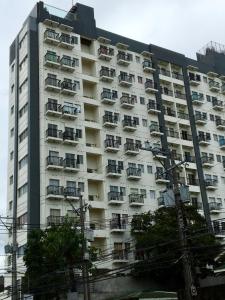 ein Apartmenthaus mit Balkon an der Seite in der Unterkunft Cityscape Residences 1102 in Bacolod City