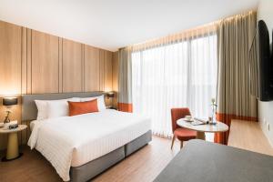 The Key Premier Hotel Sukhumvit Bangkok tesisinde bir odada yatak veya yataklar