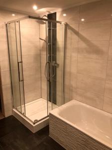 Koupelna v ubytování Lux Apartmant Westerstede + 28 fotografií