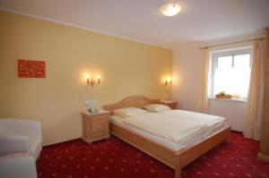 Posteľ alebo postele v izbe v ubytovaní Hotel Goldener Hirsch