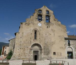 フォルミゲールにあるRésidence Llapassetの時計塔のある大きな石造りの建物